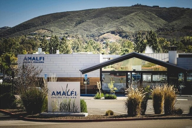 Building Photo - 1560 Circa Del Lago