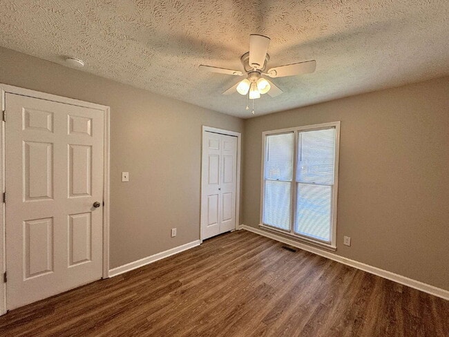 Building Photo - Beautiful Three Bedroom Home!