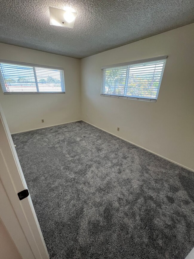 Building Photo - Just For You! Midtown Ventura prime location!
