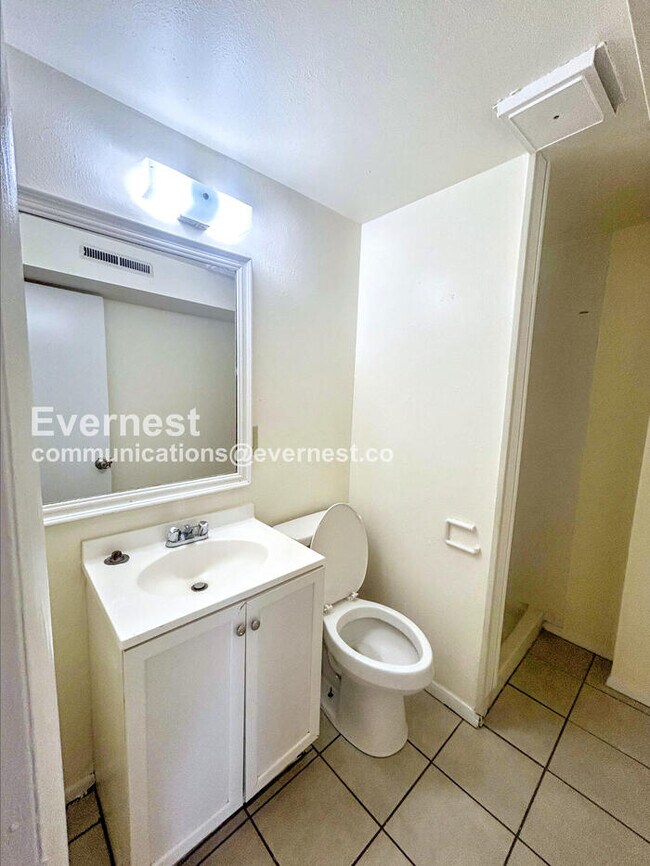 Building Photo - 808 S Sheridan Ave