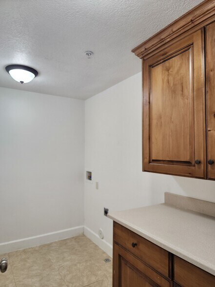 Building Photo - 1030 N 995 W