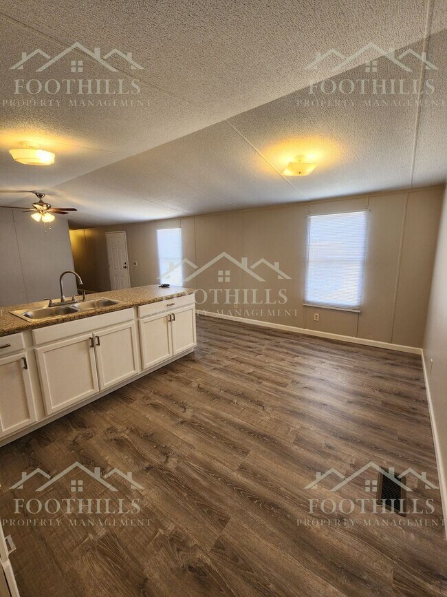 Building Photo - 3 Bedroom, 2 Bath Home Near Portman Marina...
