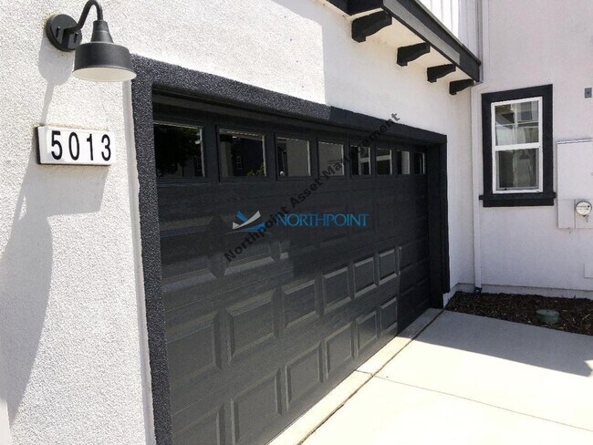 Building Photo - 5013 Wuthering Ave