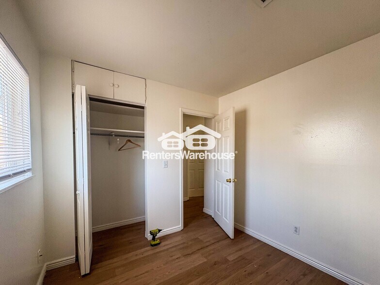 Building Photo - 327 Leona Dr