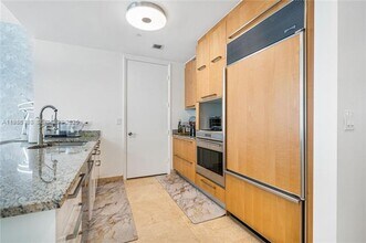 Building Photo - 16001 Collins Ave