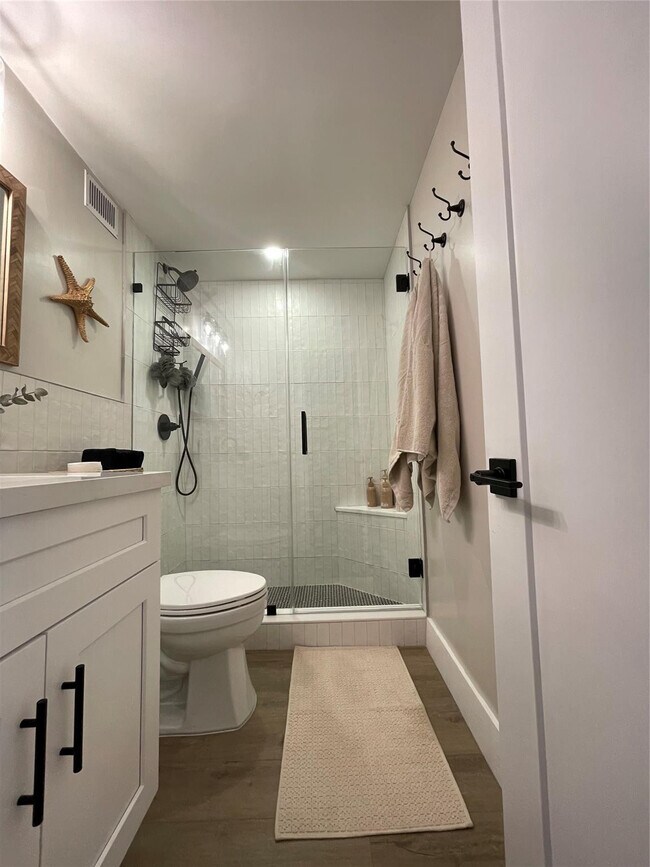 Building Photo - 400 Kings Point Dr