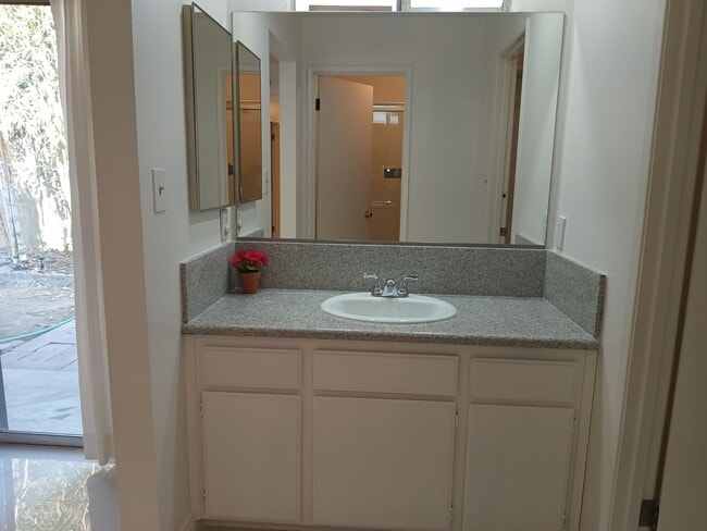 Building Photo - Stylish and Pet-Friendly 3-Bedroom Home in...
