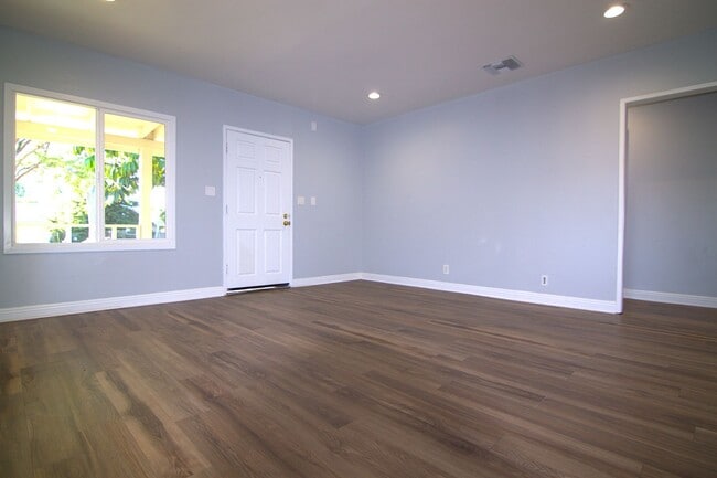 Building Photo - 8806 Haskell Ave