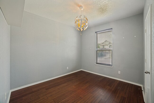 Building Photo - GORGEOUS 3-BEDROOM HOME WITH SPARKLING POOL