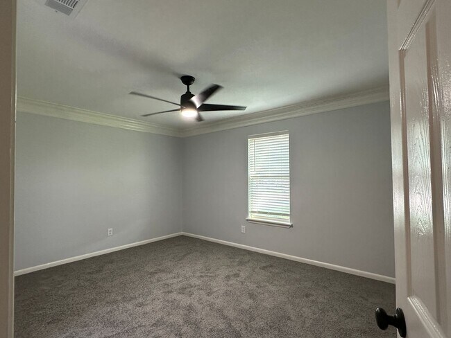 Building Photo - Ready for move in
