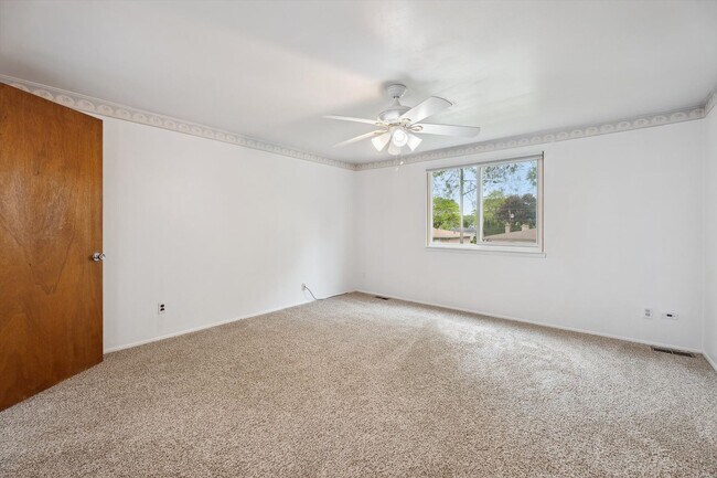 Building Photo - Move-In Ready 4 bedroom, 3 bathroom Home i...