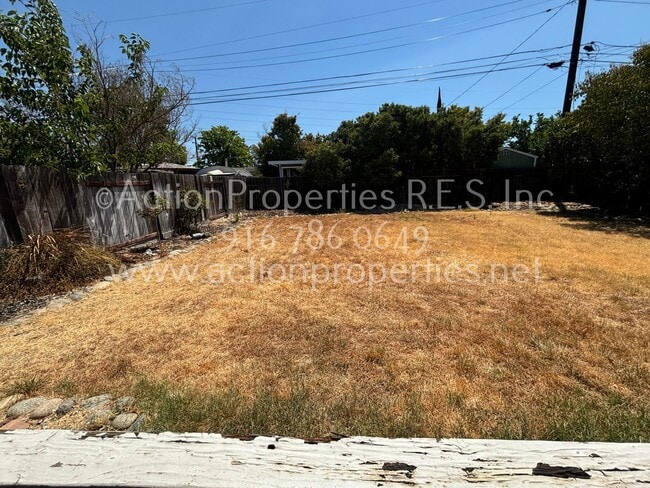 Building Photo - Close to Freeway, Shopping Single Story 2 Bedroom 1 Bath Large yard 1 Car Garage Drought Resistan...