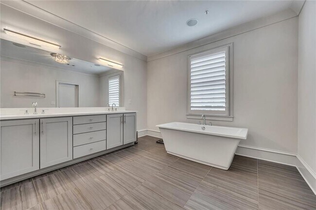Building Photo - 108 Grand Cres