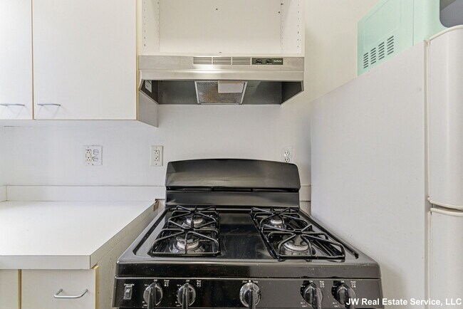 Building Photo - 39 Glenville Ave