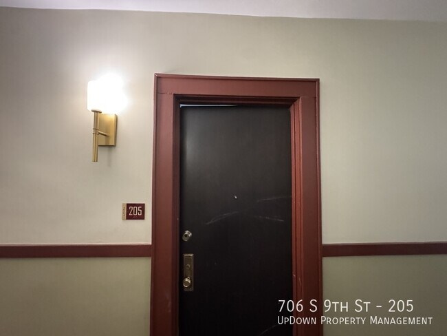 Building Photo - 706 S 9th St