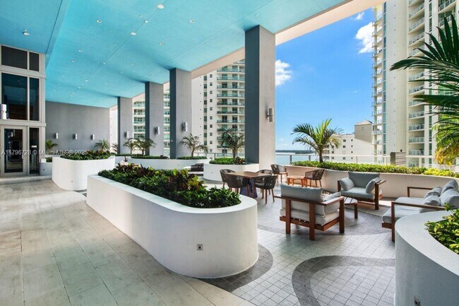 Building Photo - 1300 Brickell Bay Dr
