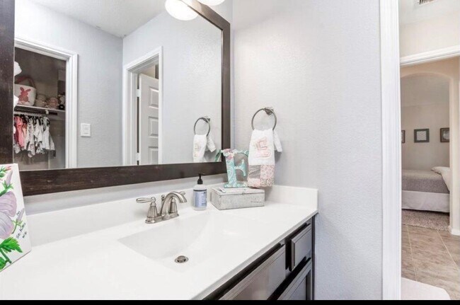 Building Photo - 17124 Chapman Lake Ct