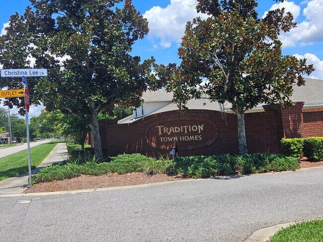 Building Photo - Beautiful Townhome in St Cloud !