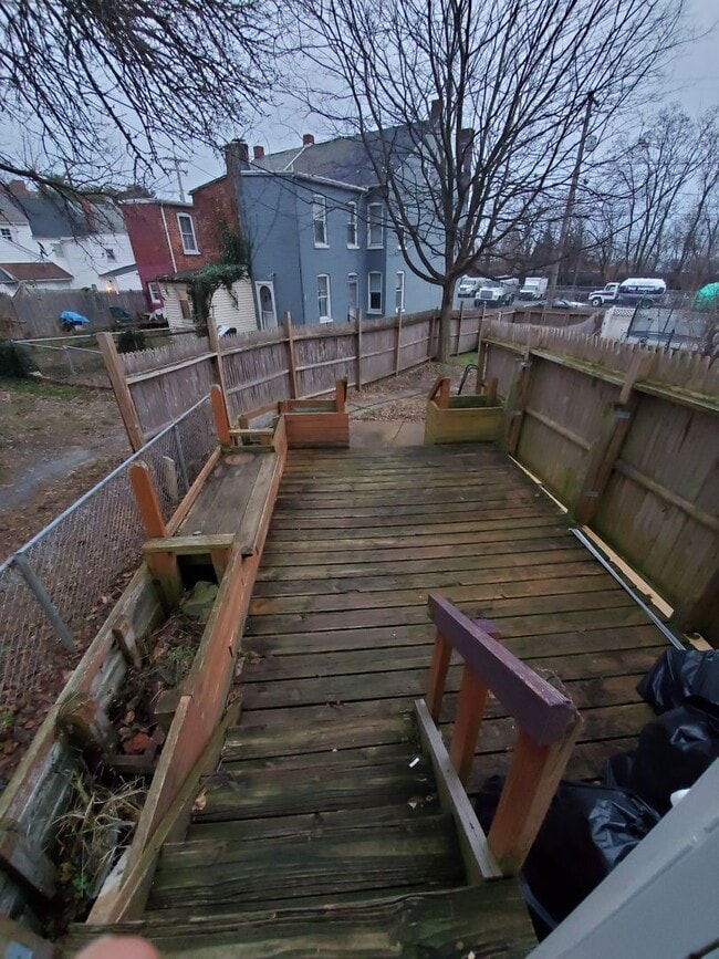 Building Photo - Spacious 3 Bedroom 1.5 Bath Brick Home