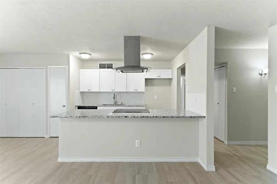 Building Photo - 537 Hanover Dr