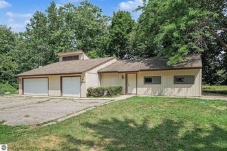 Building Photo - 983 Meadowbrook Dr