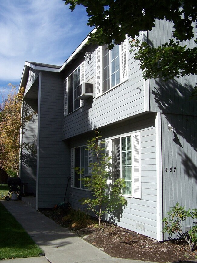 Building Photo - Ground Level 2 Bed/1 Bath in NW Redmond Fo...