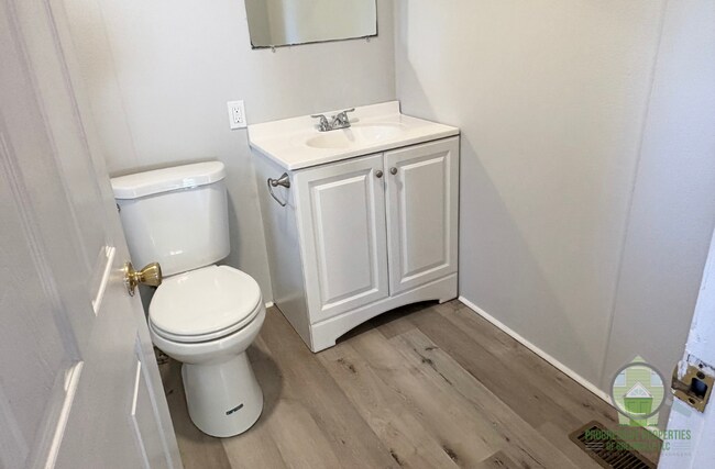 Building Photo - 520 Perry Ave