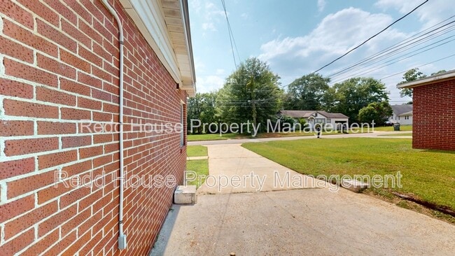 Building Photo - 618 N Rawls St