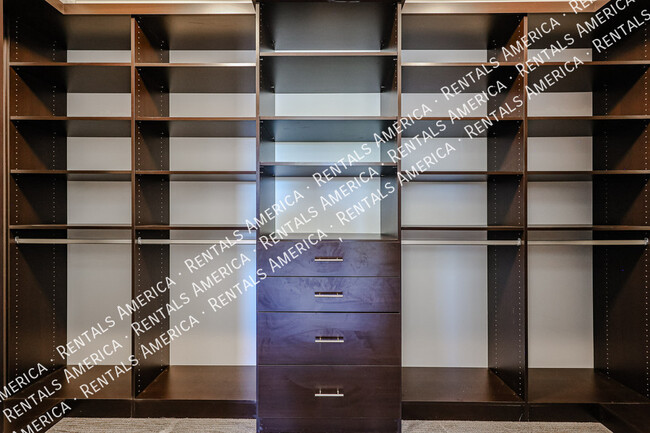 Building Photo - 3090 S Jasmine Dr