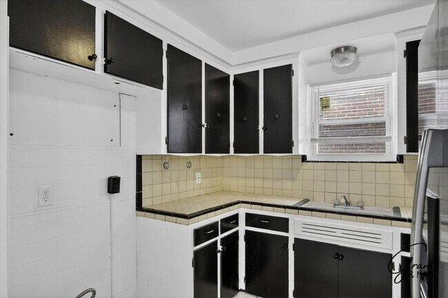 Building Photo - $1300 3 bedrooms