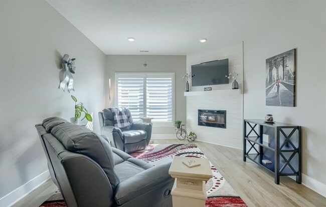 Building Photo - Row Home Available In Omaha