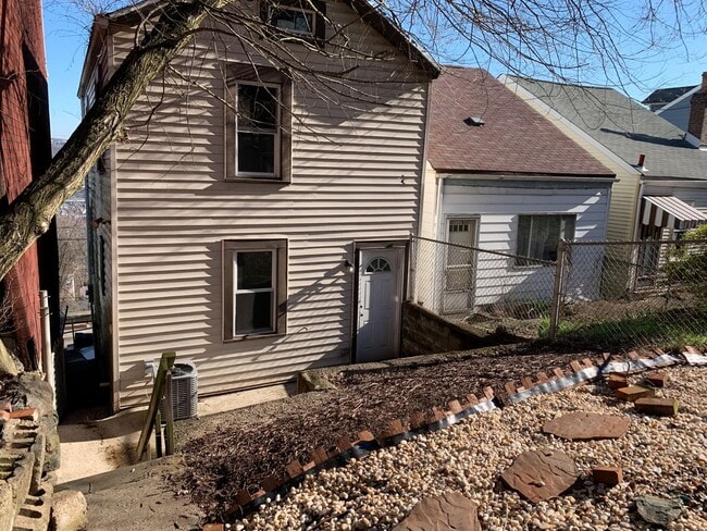 Building Photo - 3 Bedroom House in Southside Slopes with Off Street Parking Spot