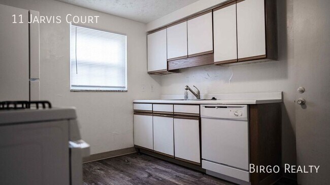 Building Photo - Move in special! First month free rent!