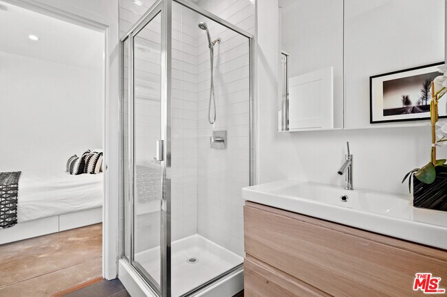 guest house bathroom - 1915 S Crescent Heights Blvd