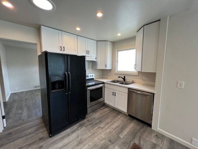 Building Photo - Bremerton Duplex