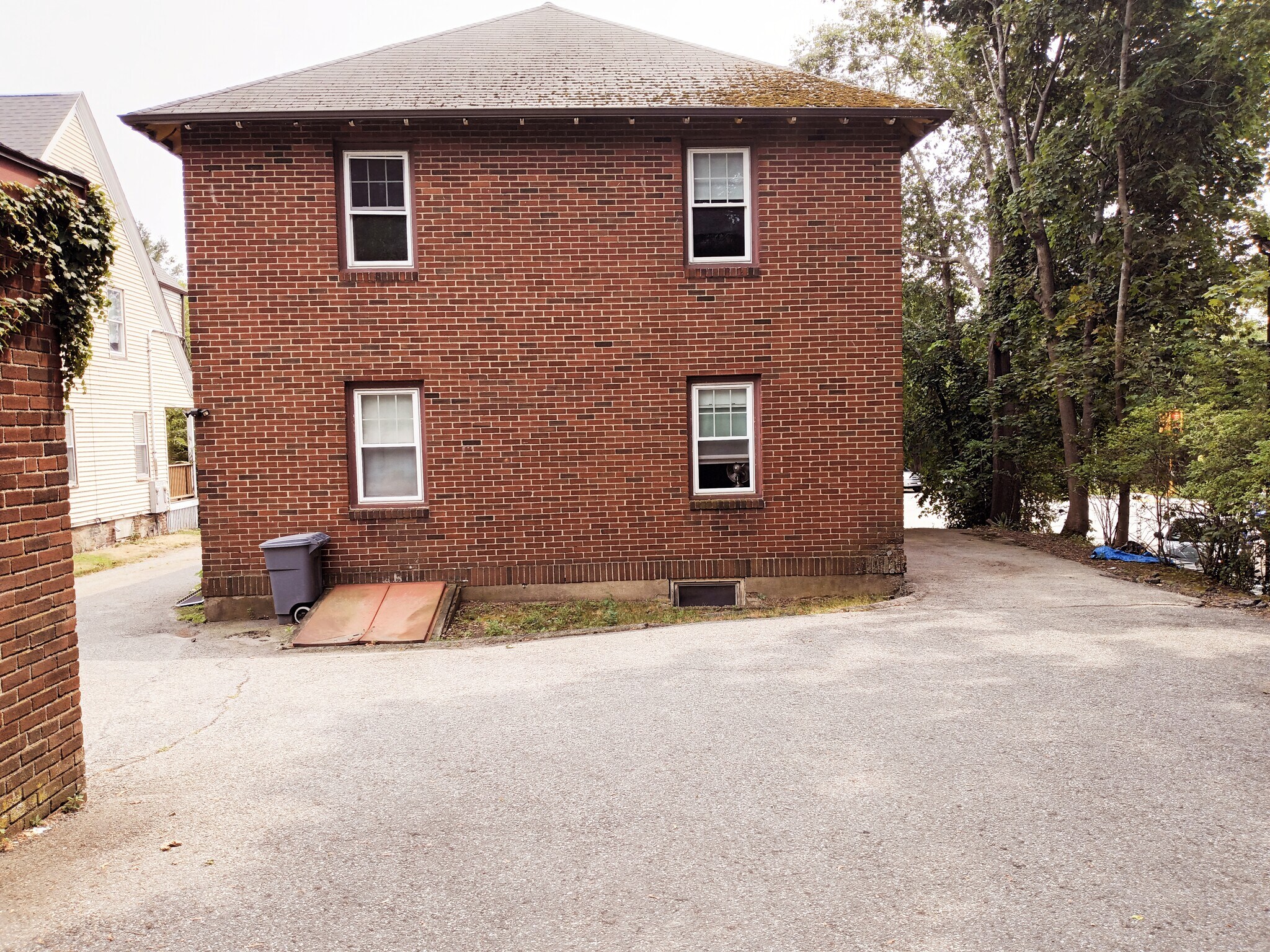 Building Photo - 1669 Centre St