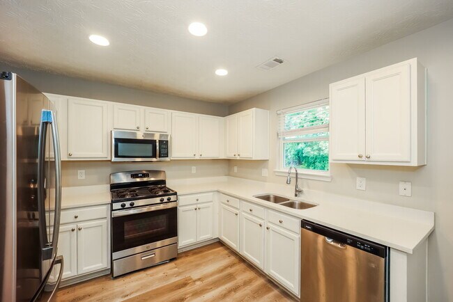 Building Photo - 9422 Lakeview Rd