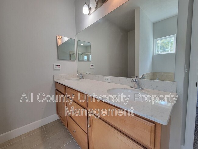 Building Photo - 5104 NW 21st Dr