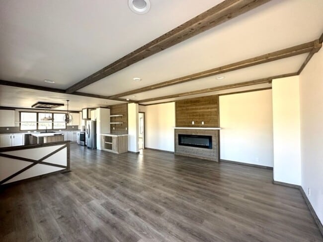 Building Photo - Stunning interior of this single level hom...