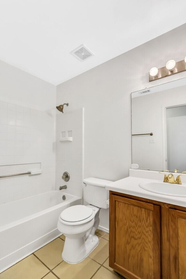 Building Photo - Charming 3 Bed, 2 Bath House with Serene Yard