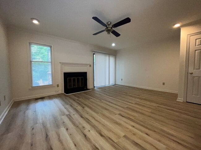 Building Photo - Cozy Deck with view of Creek! Large Bedroo...