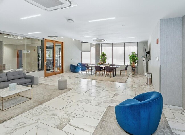 Building Photo - 700 1st St