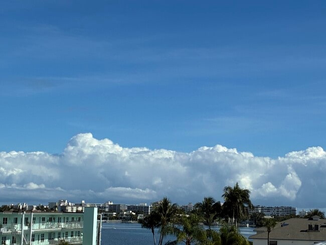 Building Photo - 118 Lakeview Ave