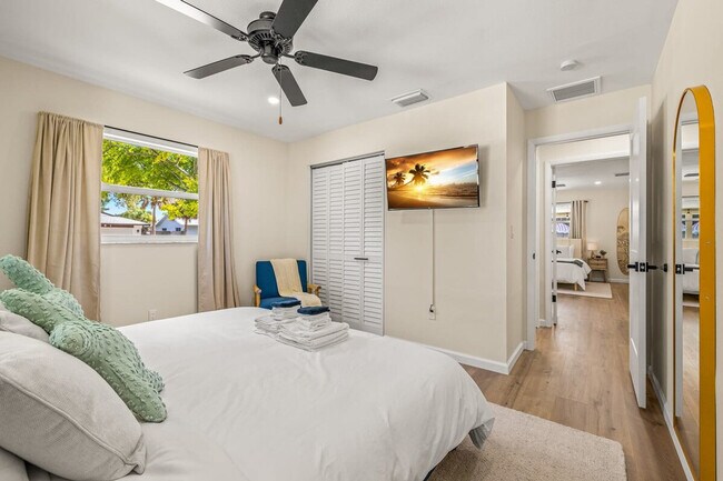 Building Photo - 10703 Del Prado Dr S