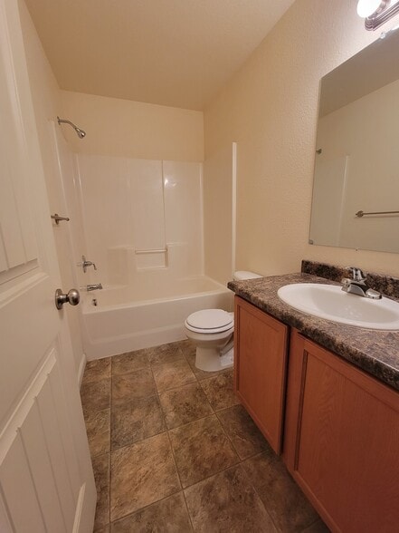 Master Bathroom - 5014 Rock Springs St