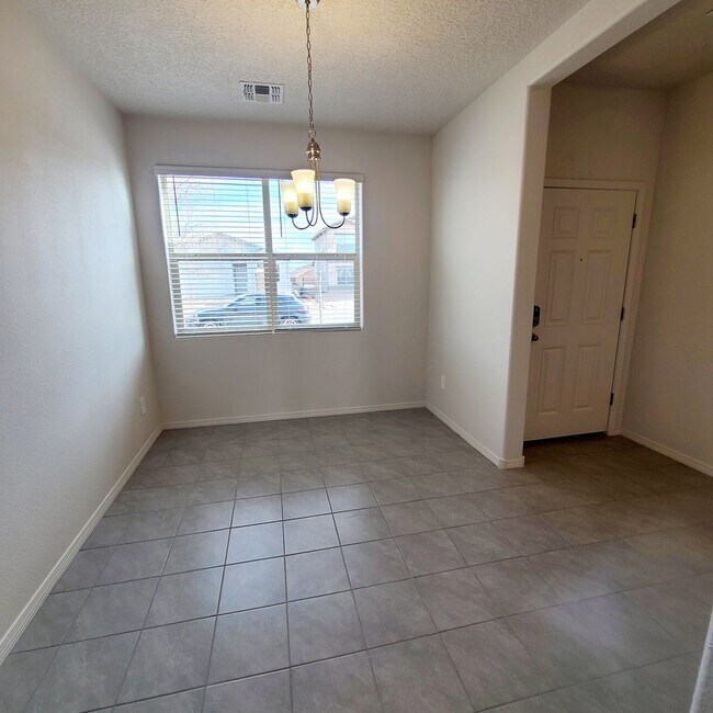 Building Photo - 3 bed 2 bath home in Huning Ranch
