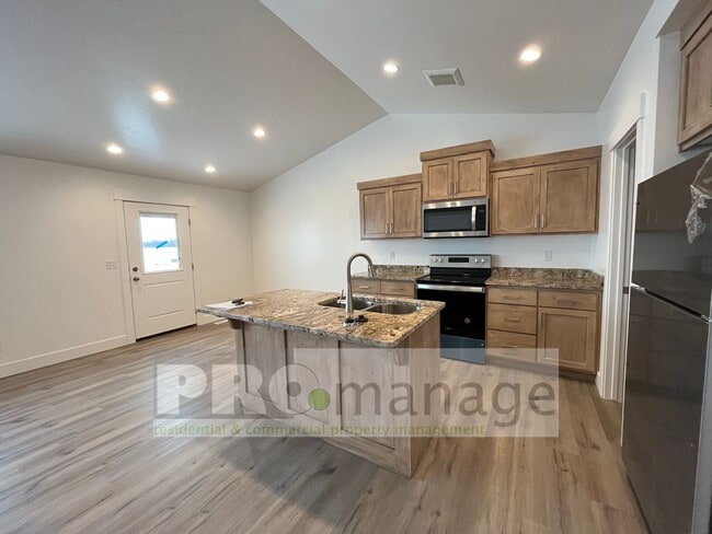 Building Photo - 3 Bed, 2 Bath Town Home w/ 2 Car Garage