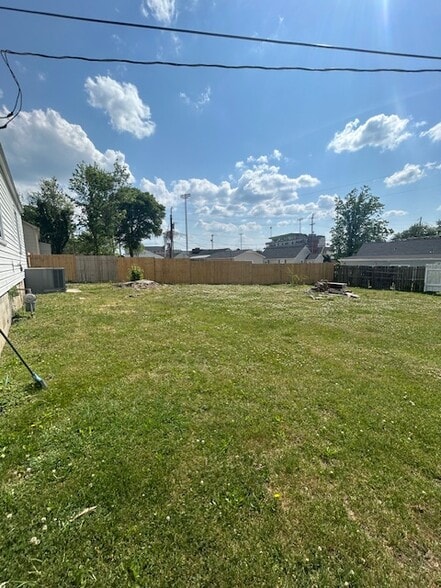 big back yard - 1230 N Dixie Ave