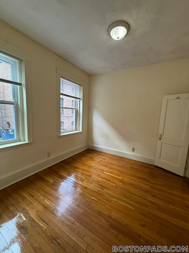Building Photo - 55 Queensberry St