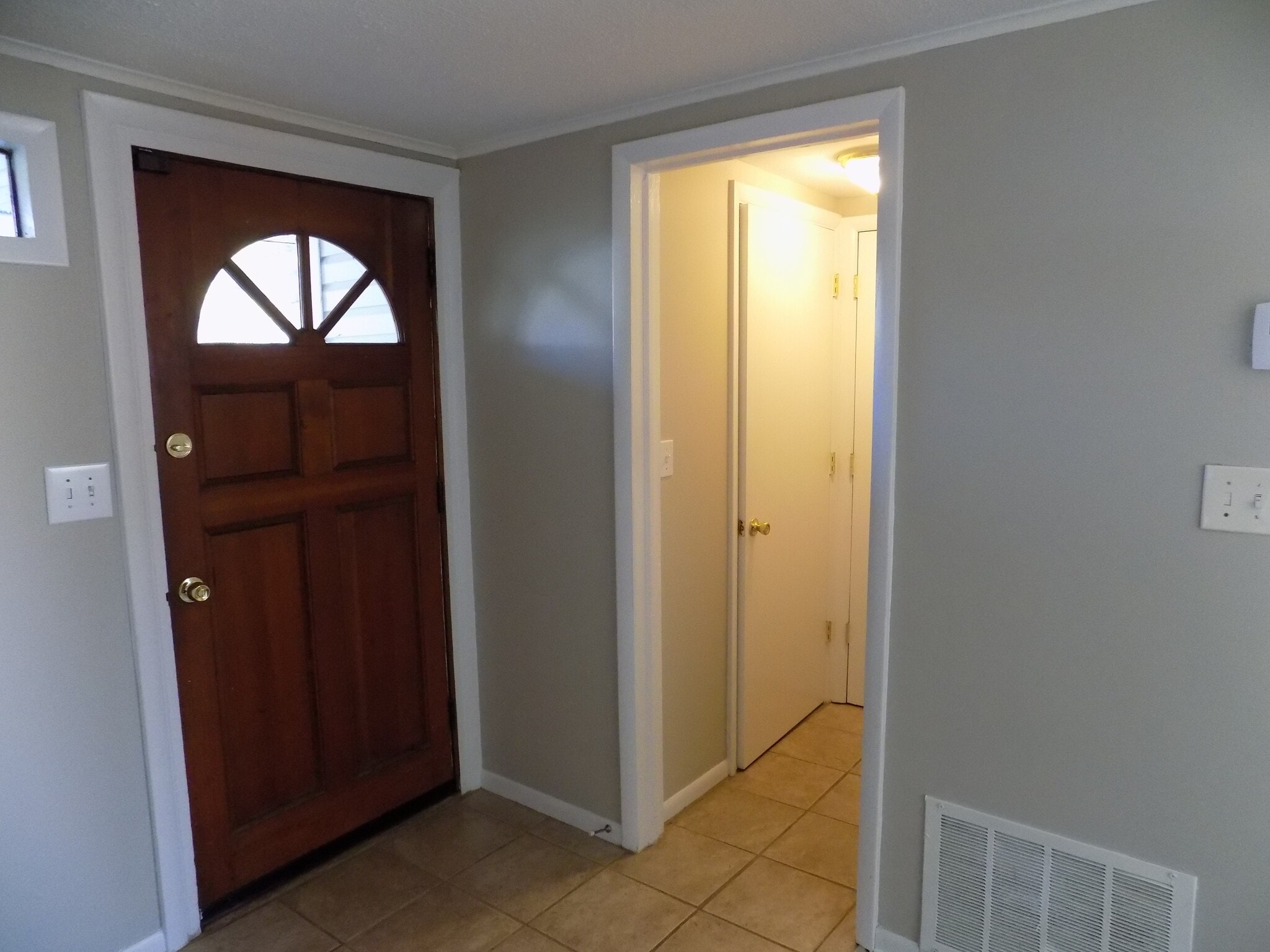 Building Photo - 2505 Maplewood Dr